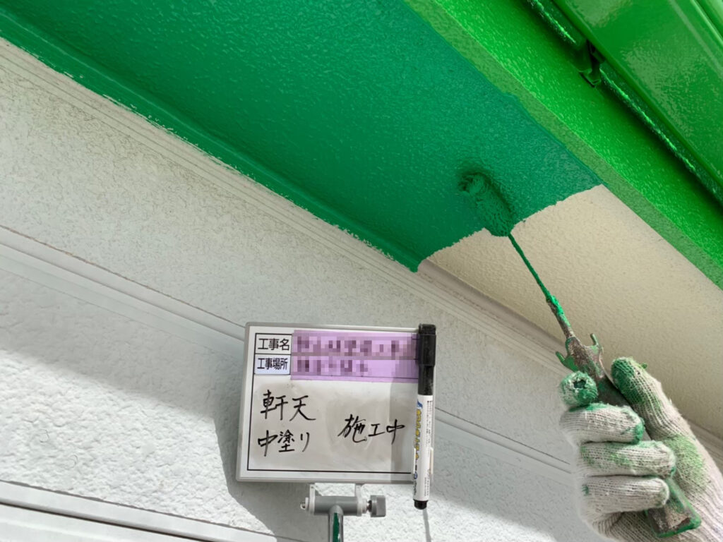 T様邸（横浜市港南区） 軒天 中塗り 施工中