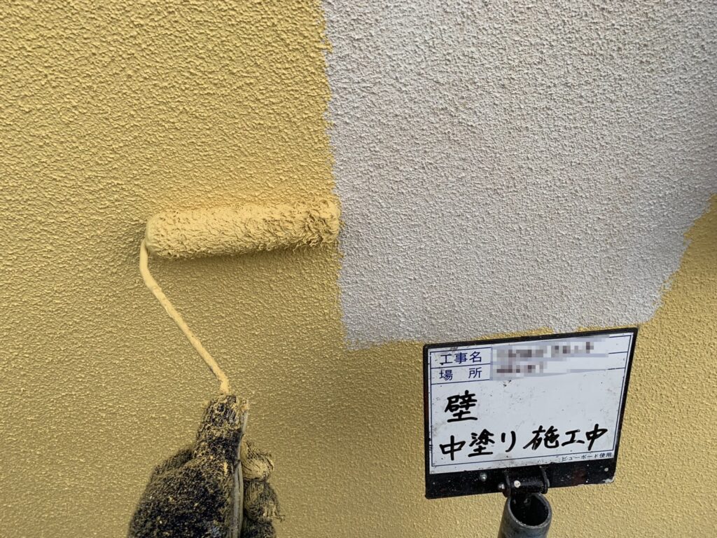 T様邸（横浜市港南区） 外壁塗装 中塗り 施工中