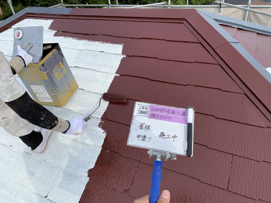 Y様邸（横浜市磯子区） 屋根塗装 中塗り 施工中