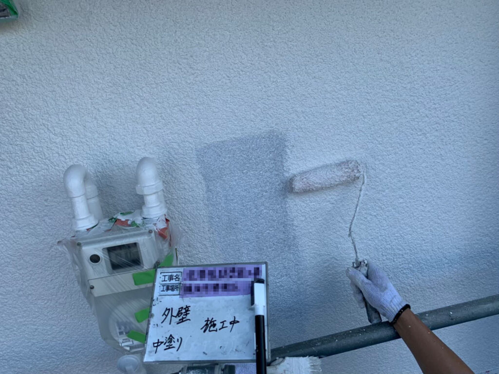 F様邸（横浜市港南区） 外壁塗装 中塗り 施工中