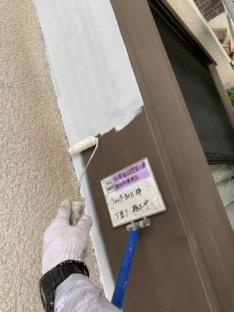 F様邸（横浜市港南区） シャッターBOX 下塗り 施工中