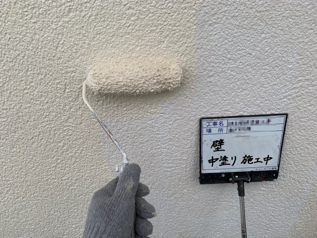 M様邸（藤沢市片瀬） 外壁塗装 中塗り 施工中