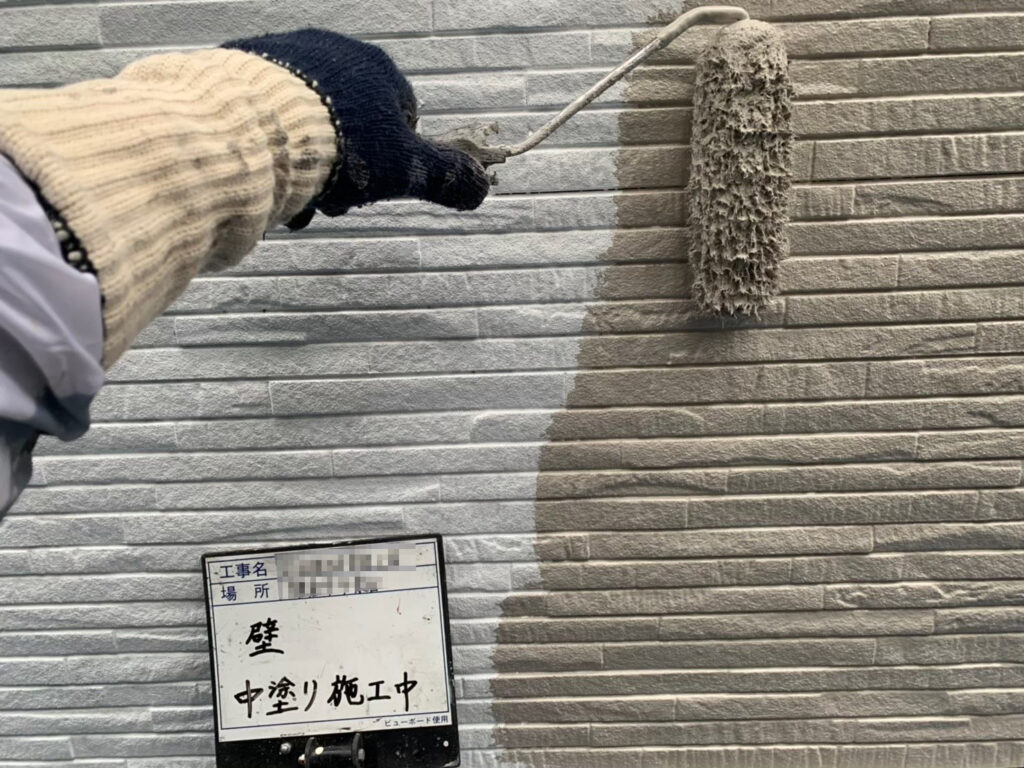 H様邸（鎌倉市今泉台） 外壁塗装 中塗り 施工中