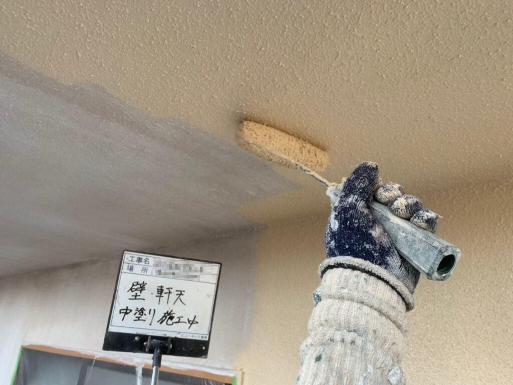 O様邸（横浜市南区） 外壁塗装、軒天 中塗り 施工中